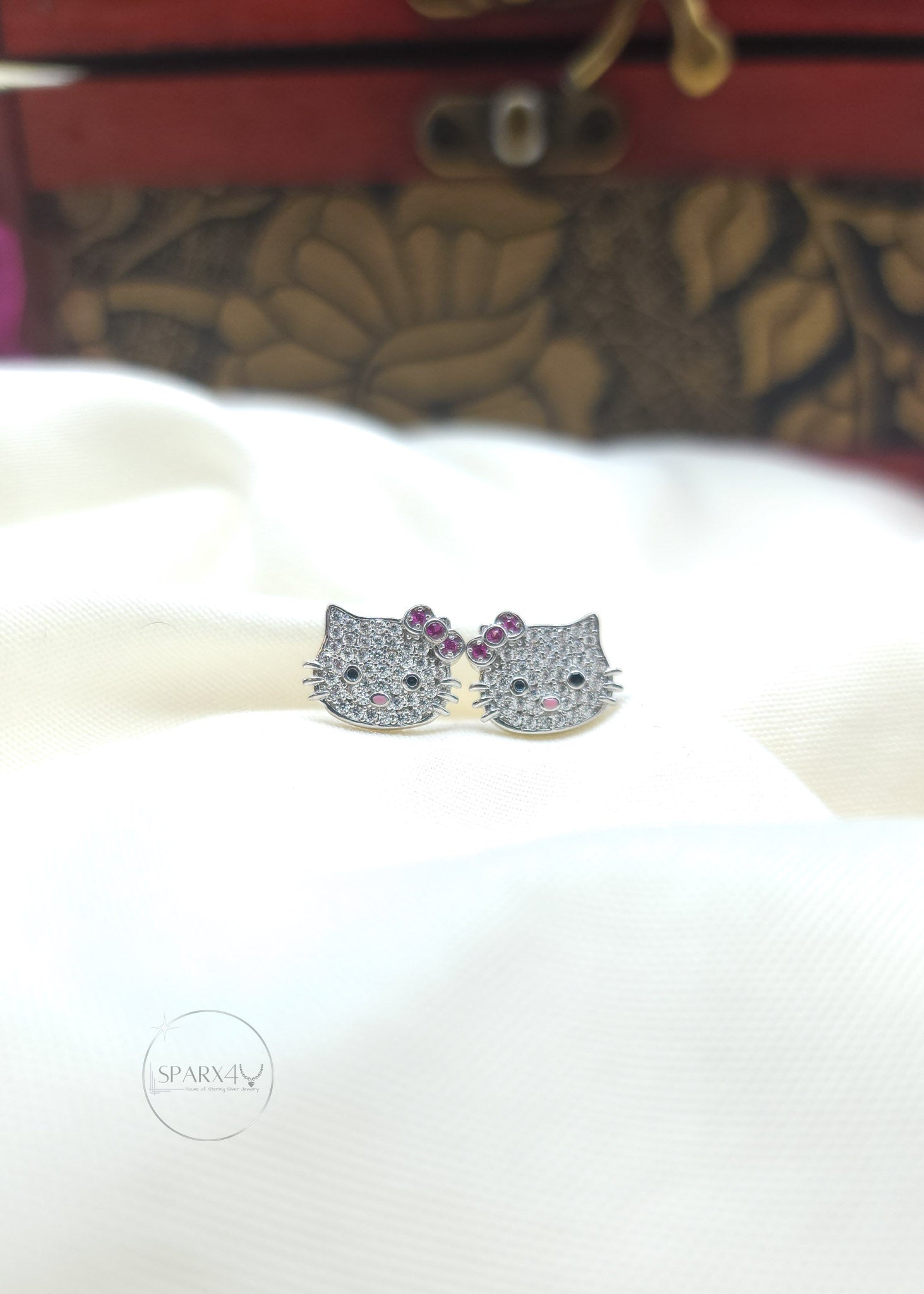 TWINKLING KITTY EARRING