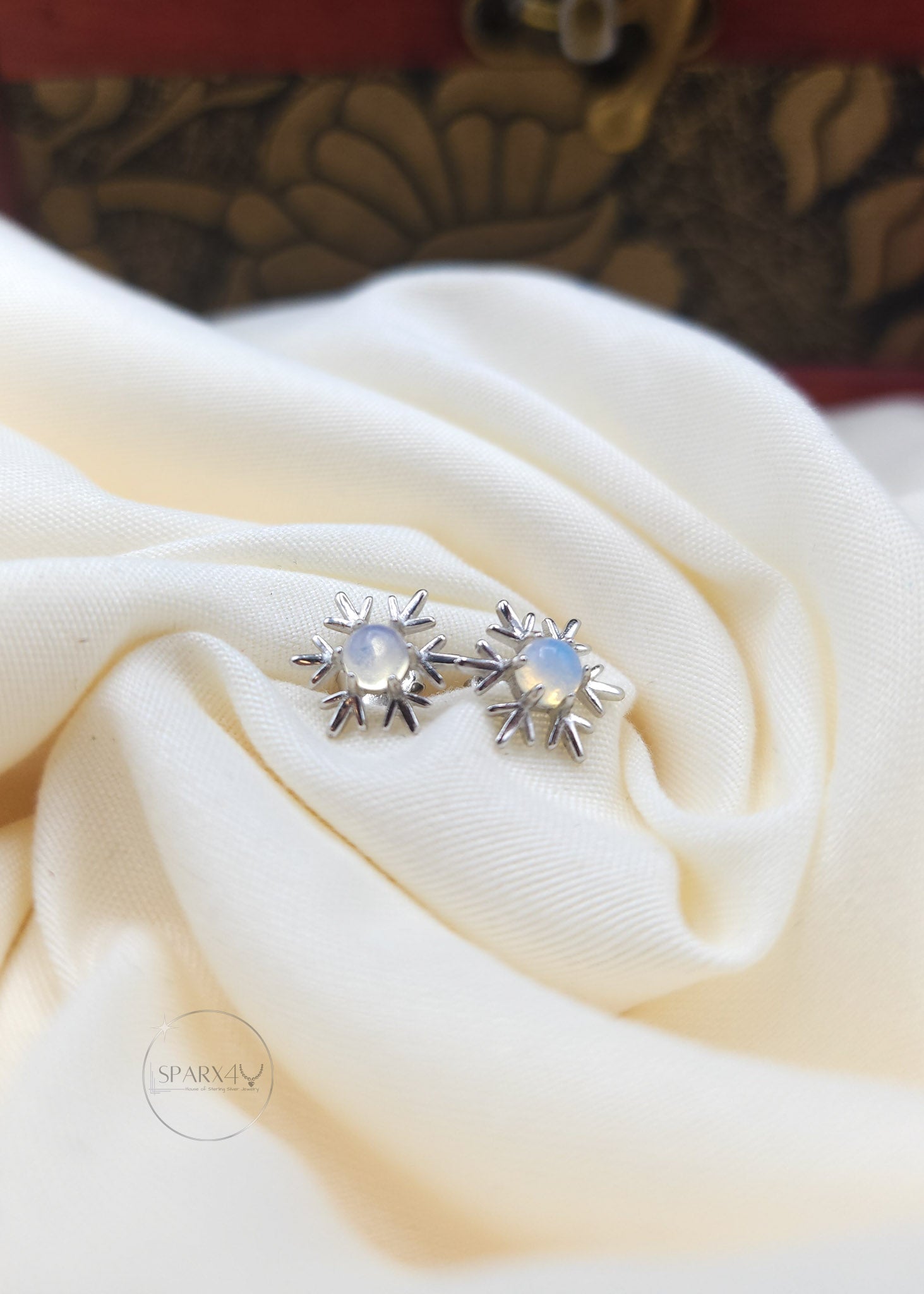 SNOWFLAKE STUD EARRING