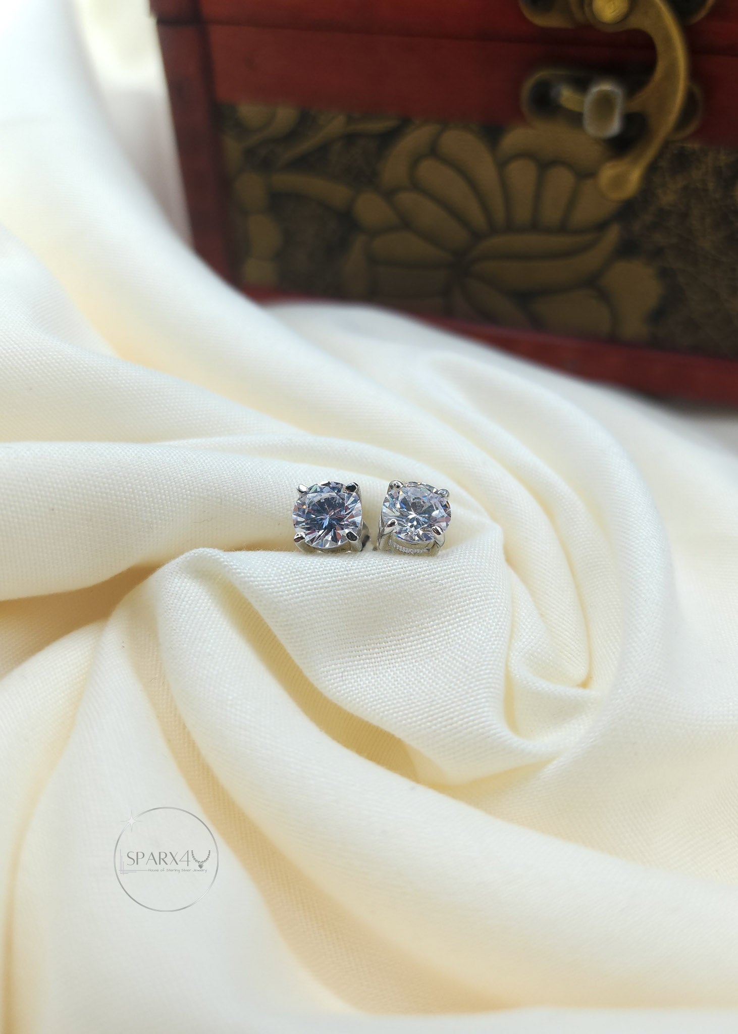 SOLITAIRE STUD EARRING