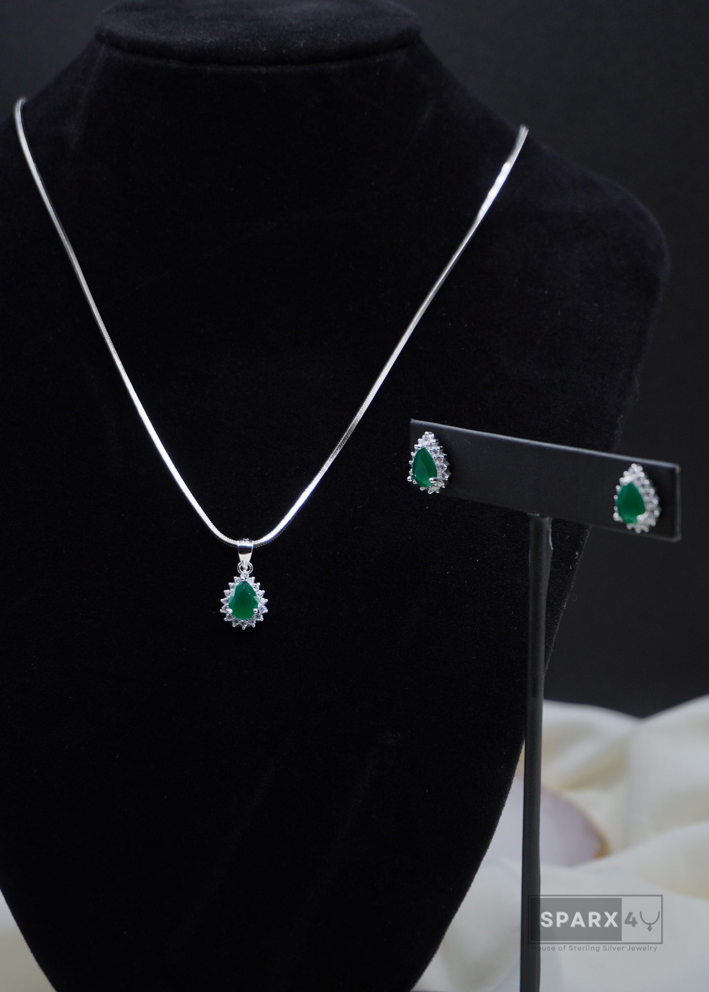 PEAR EMARALD PENDANT SET